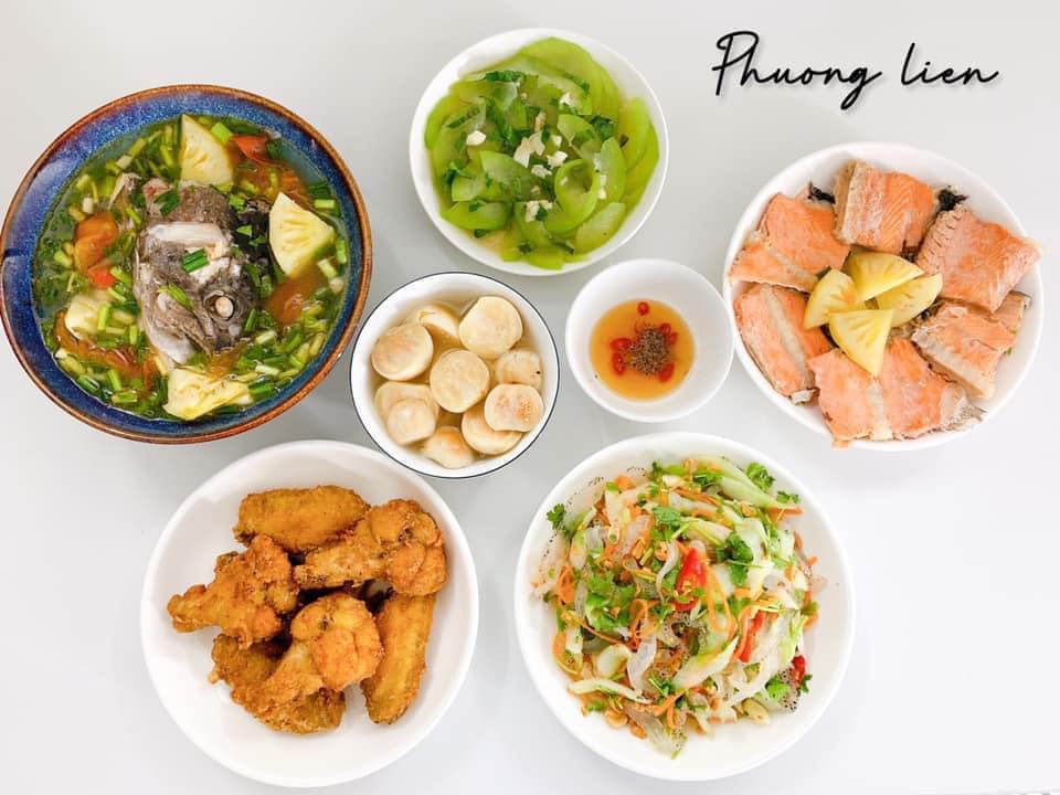 Cánh gà rán - Nộm sứa - Cá hồi nấu canh chua - Bí xào - Cà muối