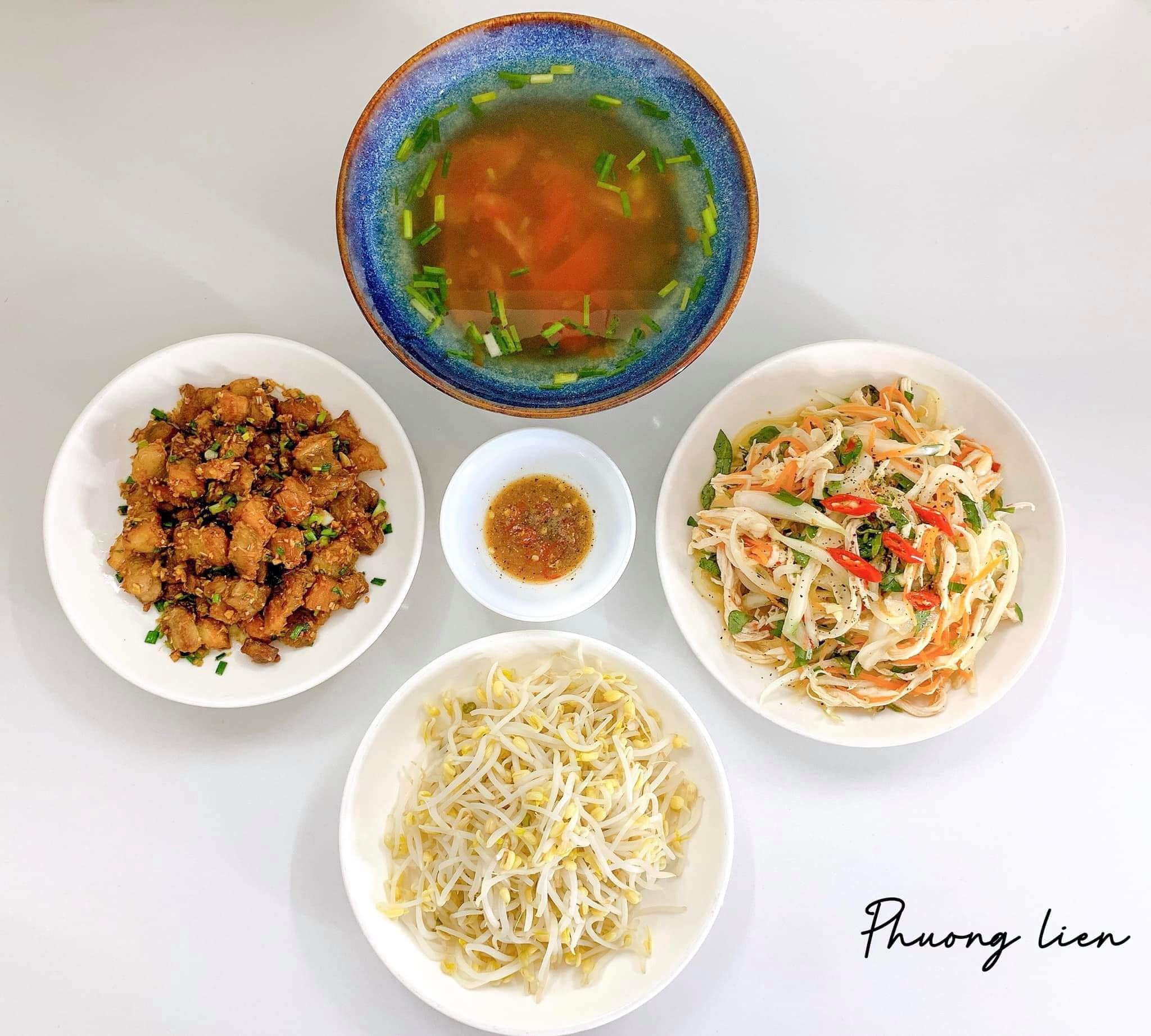 &nbsp;Thịt ba chỉ rang sả - Nộm ức gà - Giá chần - Canh cà chua