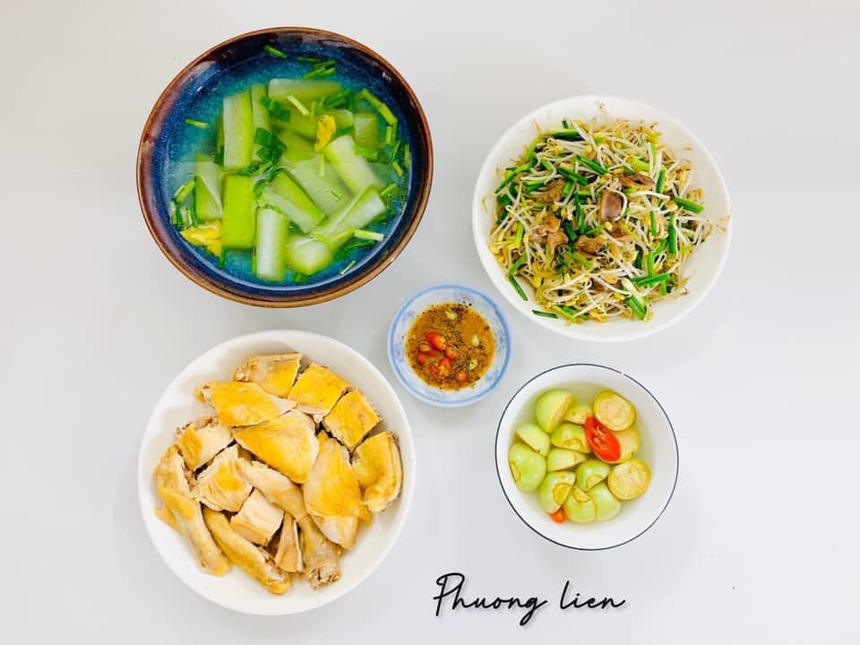 Gà luộc - Giá xào lòng gà - Canh bí nấu nước gà - Cà muối