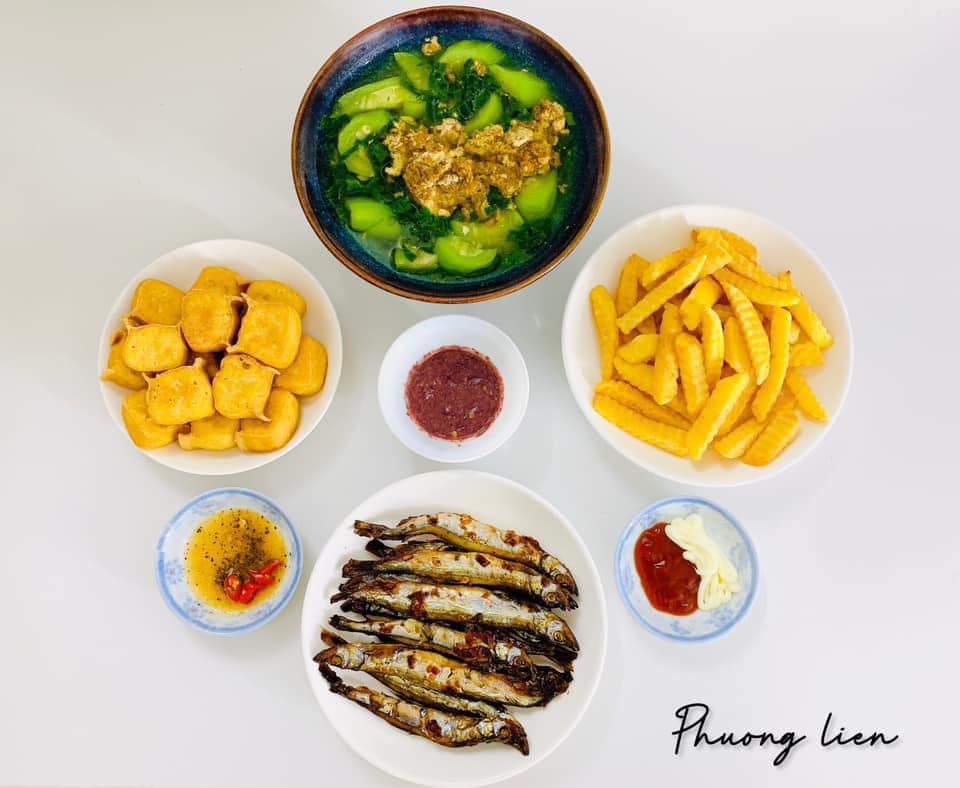 Đậu phụ rán - Khoai tây chiên - Cá trứng nướng muối ớt - Canh mướp, mồng tơi nấu rạm
