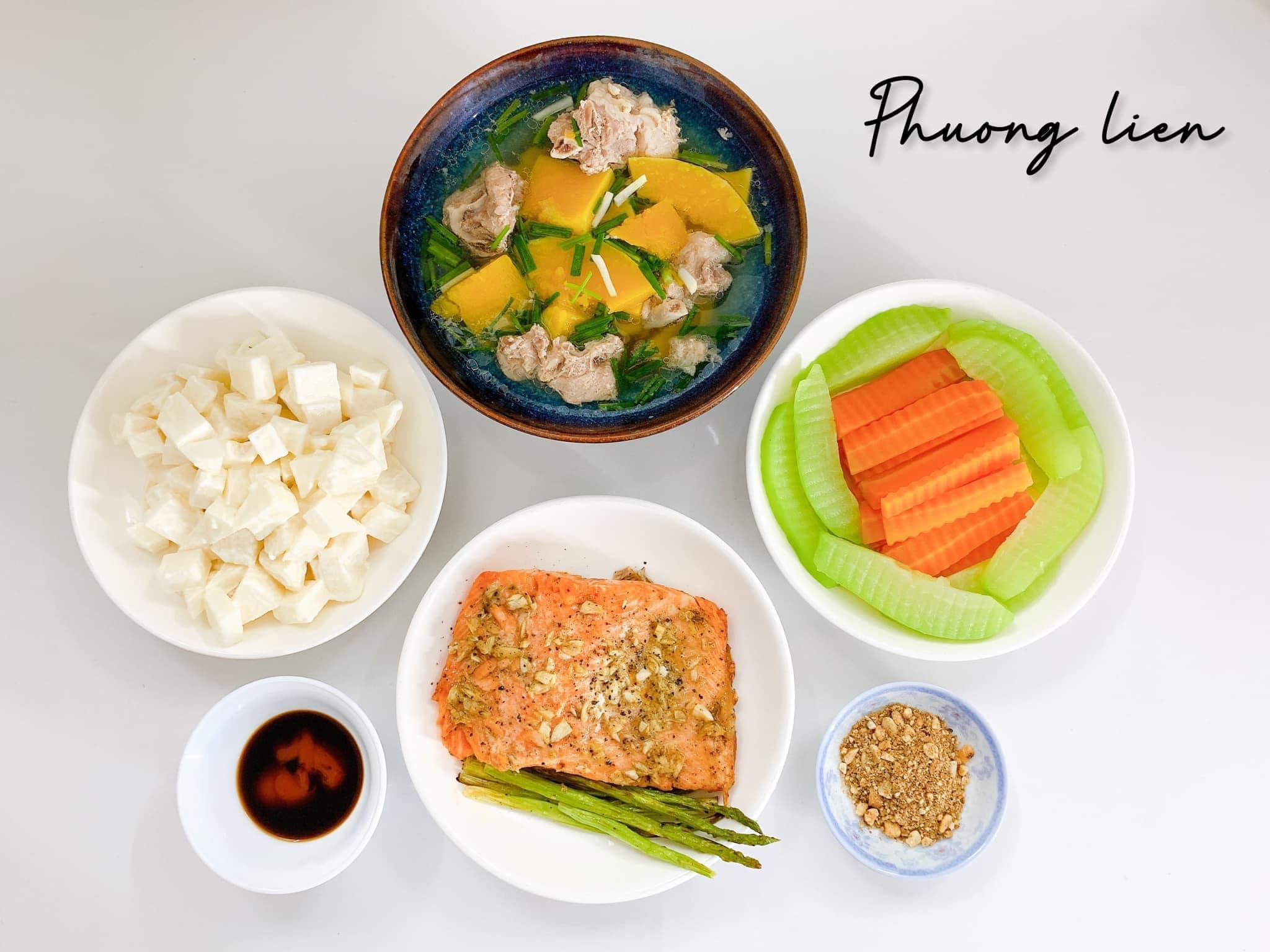 Cá hồi nướng bơ tỏi - Salat hoa quả - Rau củ luộc chấm muối vừng - Canh bí ngô hầm xương