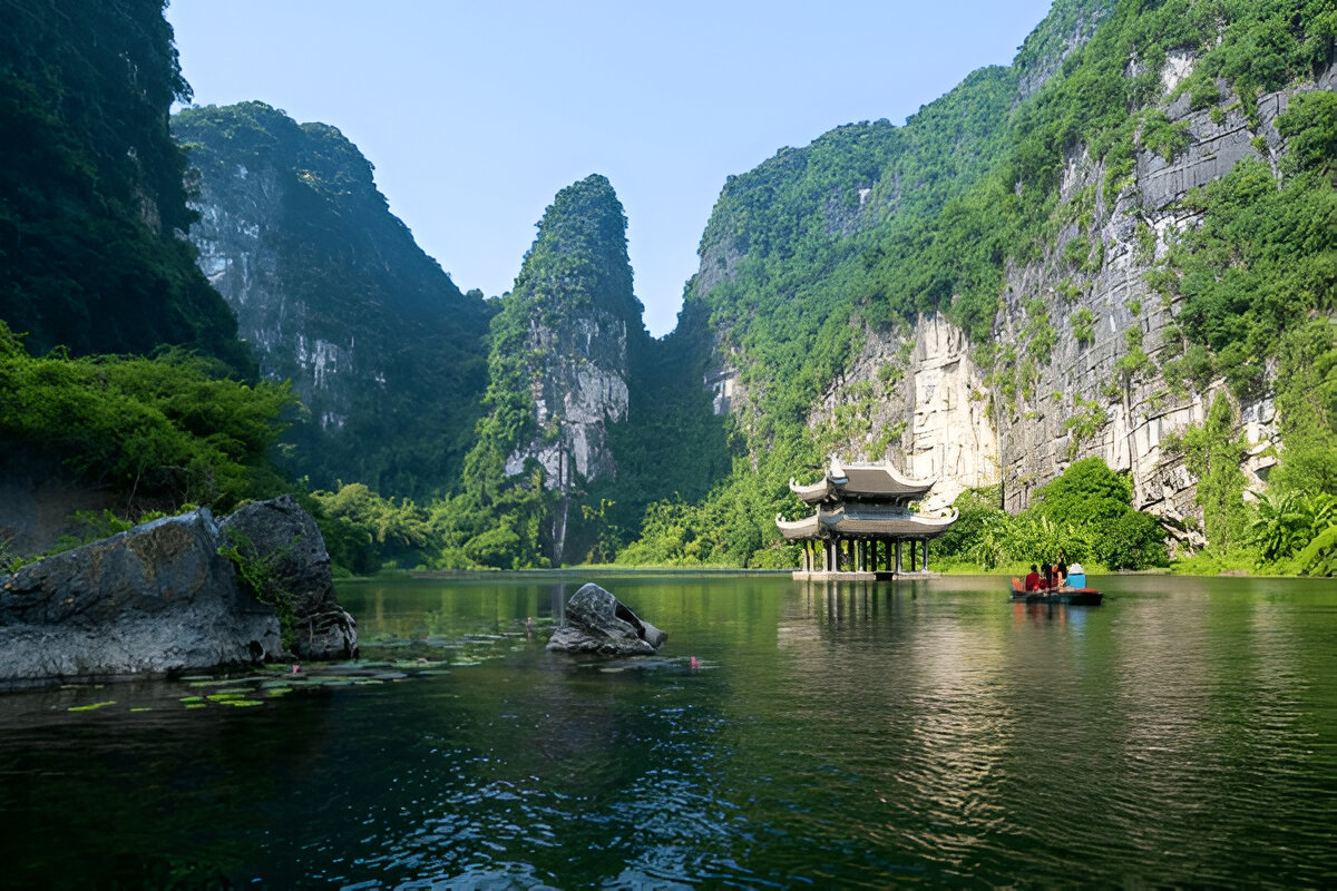 Trải nghiệm tuyệt vời khi được thả hồn giữa non nước Tràng An. - Nguồn: Shutterstock