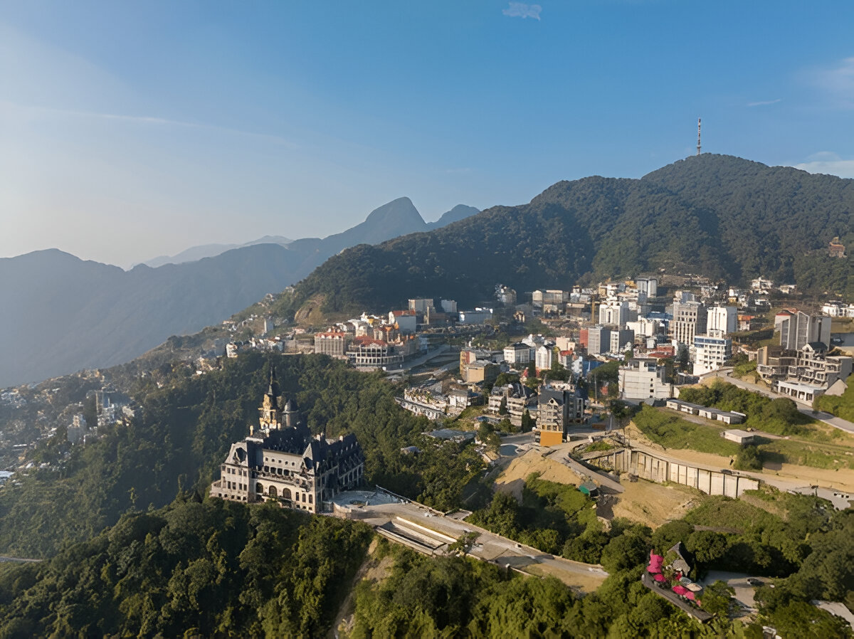 Tam Đảo bình yên trong nắng sớm, không khí trong lành len lỏi khắp núi đồi. - Nguồn: Shutterstock