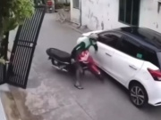 Clip: Thoát cánh cổng đè trong gang tấc, thanh niên có hành động đẹp đáng khen