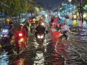 Nhiều đường ở TP HCM ngập sâu trong mưa đầu mùa