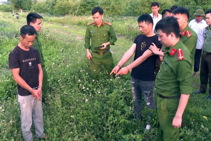 Cơ quan chức năng dựng lại hiện trường vụ đào bới trên khu lăng mộ vua Lê Túc Tông. Ảnh: CACC