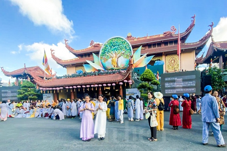 Tay chắp trước ngực, nhiều người không giấu được sự xúc động khi nghĩ đến giây phút được tận mắt chiêm ngưỡng một bảo vật thiêng liêng.