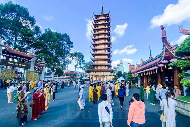 Dưới ánh nắng ban mai dịu nhẹ, dòng người lặng lẽ tiến bước, trên gương mặt mỗi người đều ánh lên vẻ thành kính và trang nghiêm.