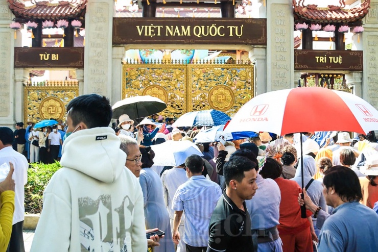 Khoảng 11 giờ trưa, số lượng người dân và du khách đổ về càng đông, tụ tập trước cổng chùa chờ đến lượt vào hiêm bái.