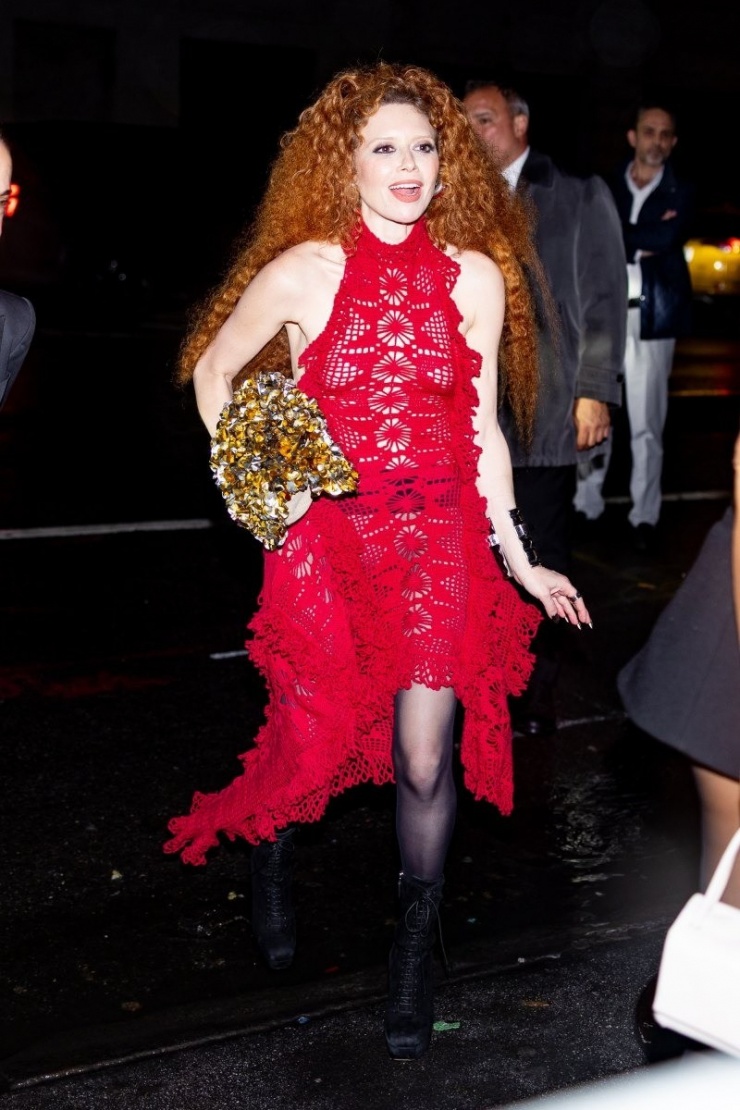 Diễn viên Natasha Lyonne trong bộ váy cổ yếm đan móc. Ảnh: GC Images