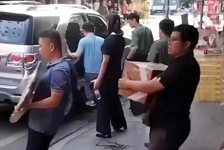 Sau khi khám nhà Lê Việt Hùng, lực lượng chức năng đã thu giữ nhiều giấy tờ, tài liệu liên quan. Ảnh chụp màn hình