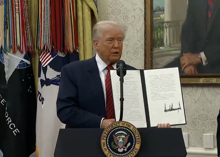 Tổng thống Donald Trump tuyên bố sẽ không xem xét giảm mức thuế 145% đối với Trung Quốc để thúc đẩy đàm phán với Bắc Kinh. Ảnh: WXIA-TV Atlanta