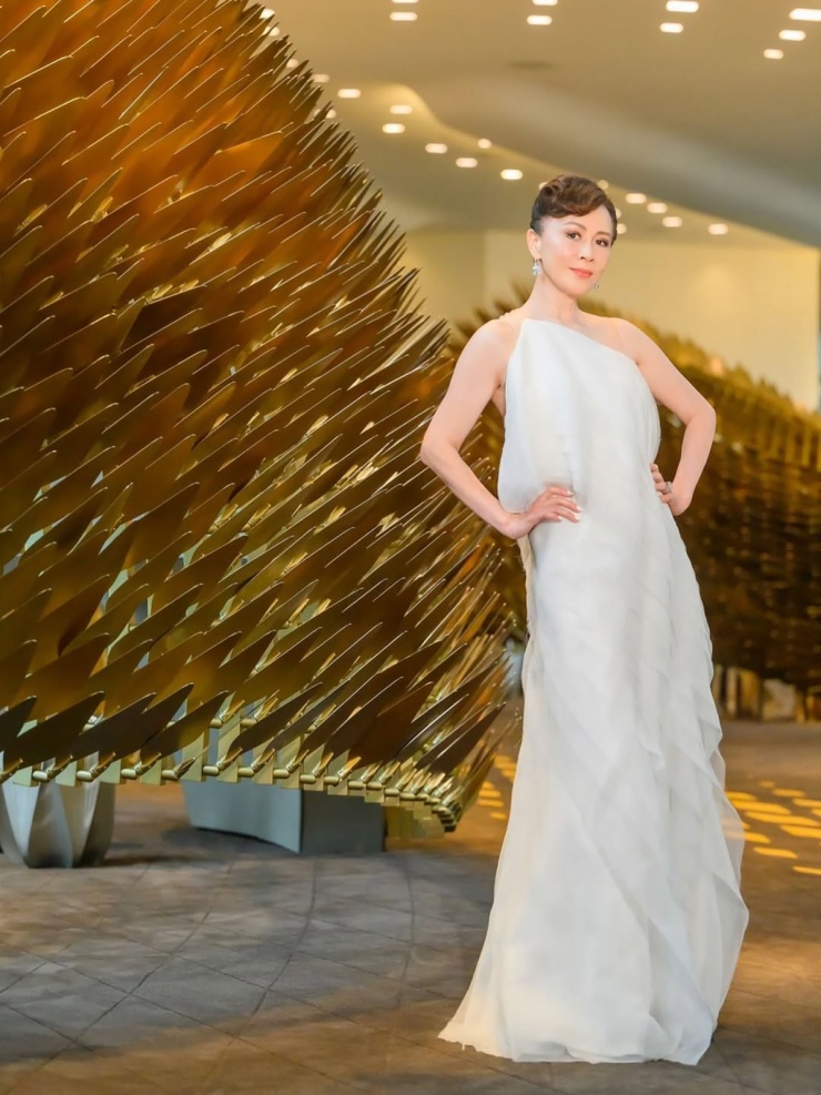 Lưu Gia Linh chọn váy của nhà mốt Fendi.