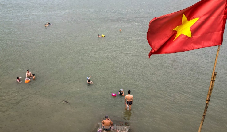 Sông Hồng không chỉ là nơi hóng mát mà còn là một “bể bơi” khổng lồ để người dân bơi lội trong những ngày nắng nóng gay gắt.