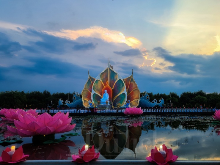 Điềm lành chiếu rọi trong ngày khai mạc Đại lễ Vesak LHQ 2025 tại TP.HCM.