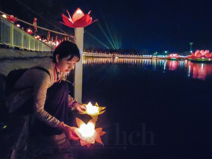 Cuối cùng là nghi thức thả Hoa đăng, cầu an cầu siêu, gia đình hạnh phúc và nguyện cầu cho quốc thái dân an, hòa bình thế giới.