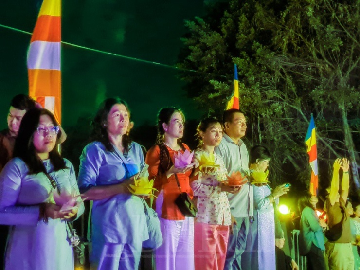 Sau khi chiêm ngưỡng vẻ đẹp huyền ảo của mây ngũ sắc, hàng ngàn người đã cùng nhau dự lễ tri ân, tưởng niệm Anh hùng liệt sĩ.