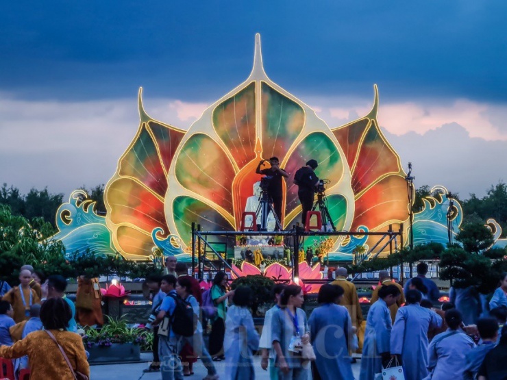 Sân khấu Đại lễ Vesak LHQ 2025 thiết đặt trang nghiêm, rực rỡ đêm khai mạc chương trình nghệ thuật.