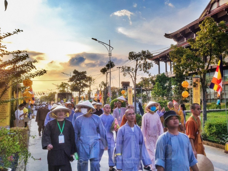 Các đại biểu, chư tăng ni cùng du khách tiến về sân khấu lễ đài dự lễ tri ân, tưởng niệm Anh hùng liệt sĩ vào tối 7/5.
