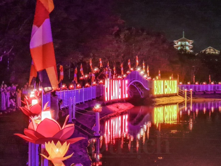 Tại công viên hồ Láng Le, đêm hoa đăng có đến gần 12.000 từ khắp nơi hành hương về dự lễ