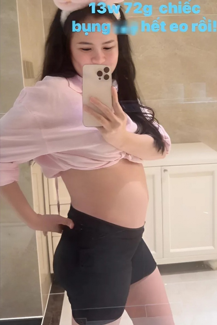 Trước những đồn đoán cho rằng cô giả mang bầu, Phương Lê đăng hình khoe bụng bầu lùm lùm, tiết lộ thai kỳ được 13 tuần, hôm 7/5. 'Video cho những người nghi ngờ mang thai giả. Chiếc bụng đã hết eo', cô bày tỏ.