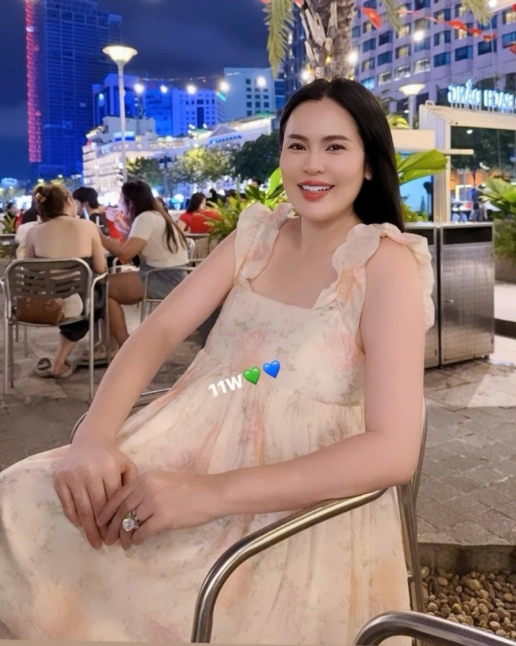 Váy maxi che vòng hai, tạo sự thoải mái khi di chuyển được lòng Phương Lê. Người đẹp nói cô được chồng chăm bẵm kỹ lưỡng khi mang bầu nên tăng kg nhanh.