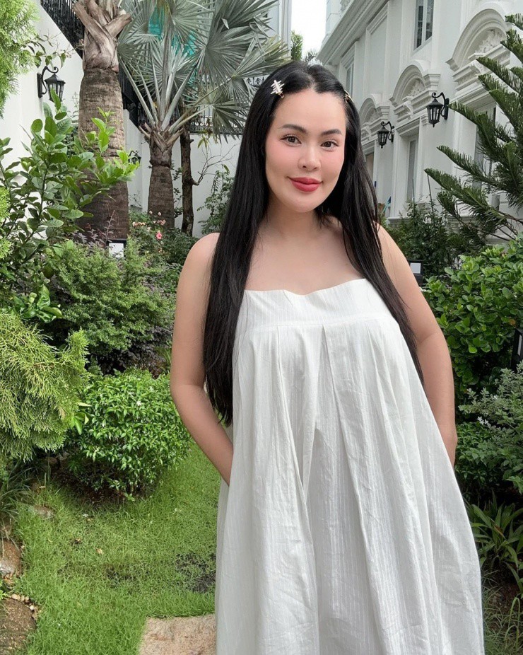 Hoa hậu sắm nhiều chiếc váy hai dây, ba lỗ với các chất liệu voan, chiffon, thô... mát mẻ, giúp cô giấu bụng ngày càng lớn.