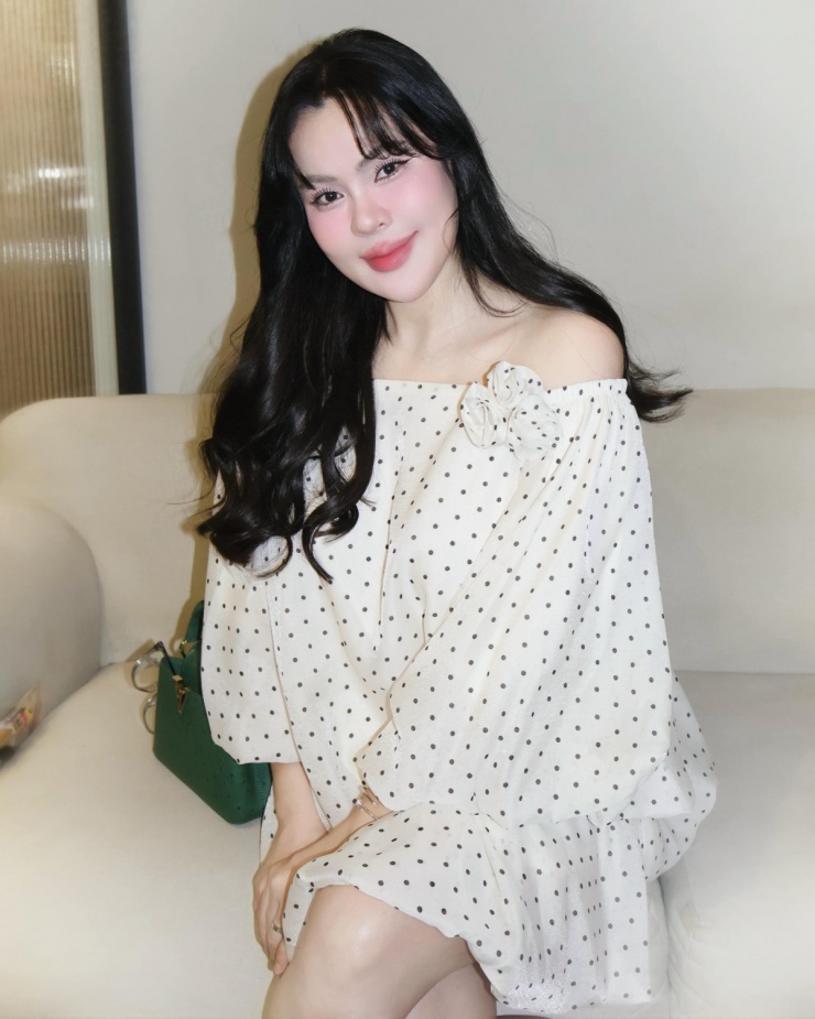 Ở tuổi 46 và sắp làm mẹ lần thứ tư, hoa hậu được khen nhan sắc trẻ trung. Cô cũng thường diện những kiểu đầm babydoll theo xu hướng giới trẻ.
