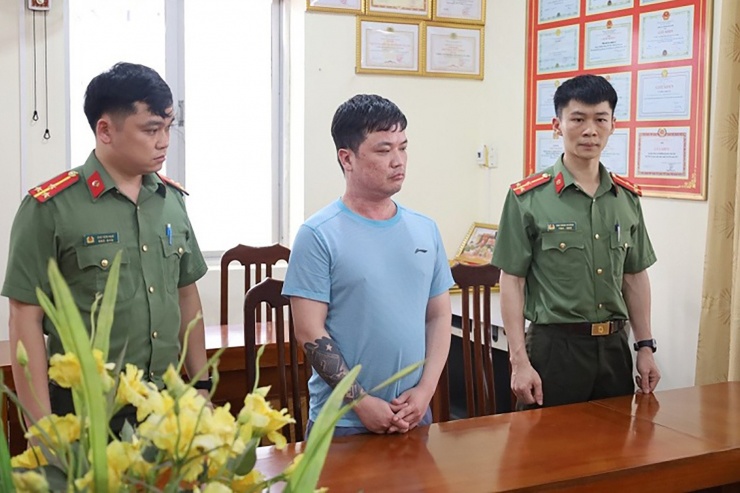 Đối tượng Lê Việt Hùng tại cơ quan công an. Ảnh: Công an Lạng Sơn