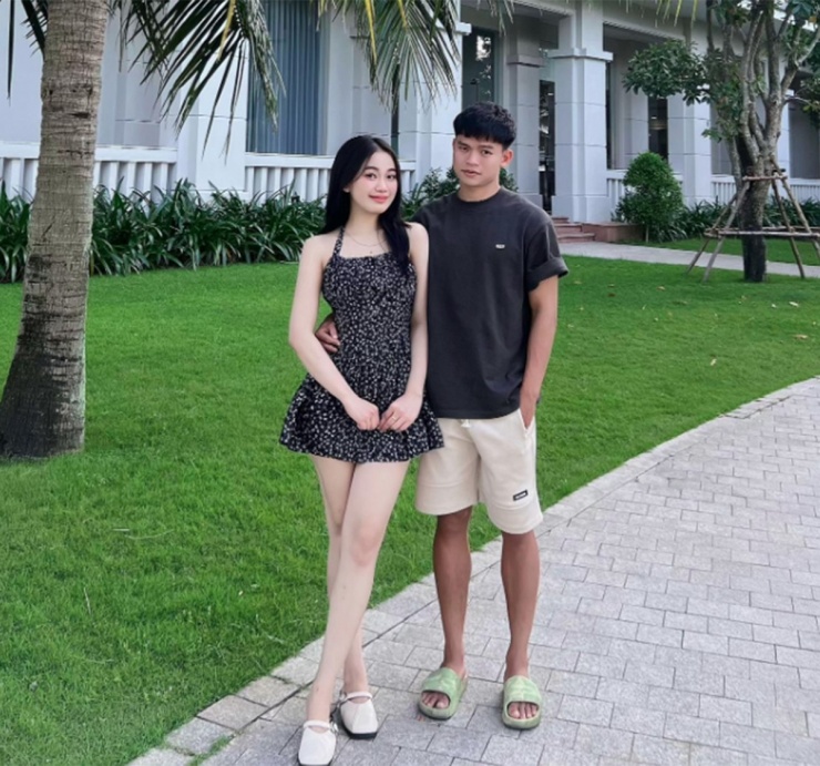 Nguyễn Linh lần đầu tiên đăng ảnh chụp cùng Văn Cường hồi tháng 10/2024 trong một kỳ nghỉ. Bà xã Văn Cường tốt nghiệp Khoa Sư phạm Ngữ Văn tại Đại học Vinh năm 2024 và hiện làm giáo viên tại một trường trung học huyện Nghi Lộc, tỉnh Nghệ An.