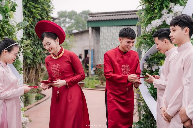 Cả Hồ Văn Cường và vợ đều rất kín tiếng. Nguyễn Linh rất ít khi đăng bài viết công khai trên Facebook còn tài khoản Instagram của cô để ở chế độ riêng tư. Dù vậy, bà xã của hậu vệ SLNA hoạt động khá sôi nổi trên TikTok. Cô thường xuyên đăng tải các hình ảnh trong những buổi đi chơi, trong đó có một số bức hình chụp cùng Văn Cường.