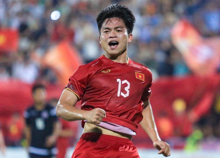 Hồ Văn Cường, sinh ngày 15/1/2003 tại thị xã Hoàng Mai, Nghệ An, là một trong những hậu vệ cánh phải triển vọng của bóng đá Việt Nam. Anh trưởng thành từ Học viện PVF, sau đó đầu quân cho SLNA (2022), rồi chuyển đến khoác áo CAHN theo dạng cho mượn (2023-2024) trước khi trở lại đội bóng xứ Nghệ ở mùa giải này.