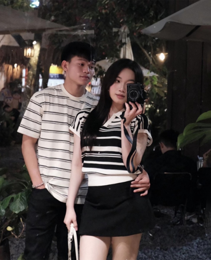 Văn Cường ôm eo bạn gái xinh đẹp chụp ảnh trong một buổi đi cafe hồi tháng 4.