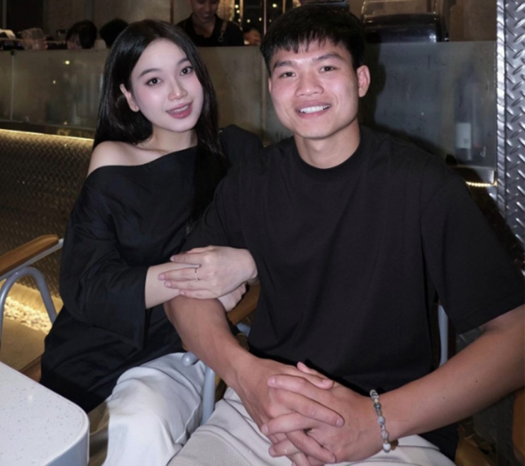 Trong thời gian hẹn hò, hậu vệ SLNA thường xuyên tranh thủ đưa bạn gái đi chơi khi được nghỉ sau các buổi tập và trận đấu. Nguyễn Linh có gương khả ái, nước da trắng hồng, vóc dáng cân đối được nhiều người khen 'xinh như hot girl'.