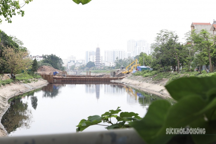Ghi nhận tại công trường, hệ thống kết cấu bê tông lòng đập và xung quanh khu vực đập dâng đầu tiên trên sông Tô Lịch đang dần hình thành.