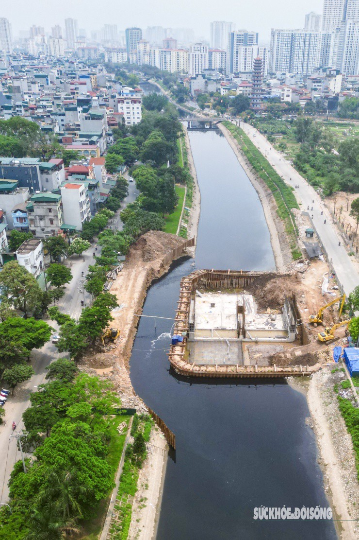 Đập dâng giữ nước này nằm gần cầu Quang (huyện Thanh Trì), thuộc dự án xây dựng 3 đập dâng nhằm cải tạo môi trường và duy trì dòng chảy ổn định cho toàn tuyến sông dài 14,6 km.