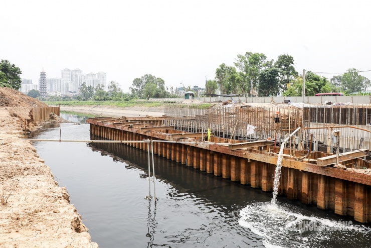 Đập dâng giữ nước đầu tiên trên sông Tô Lịch đã thành hình - 6