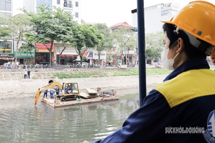 Khẩn trương hoàn thiện sàn lòng đập trước mùa mưa.