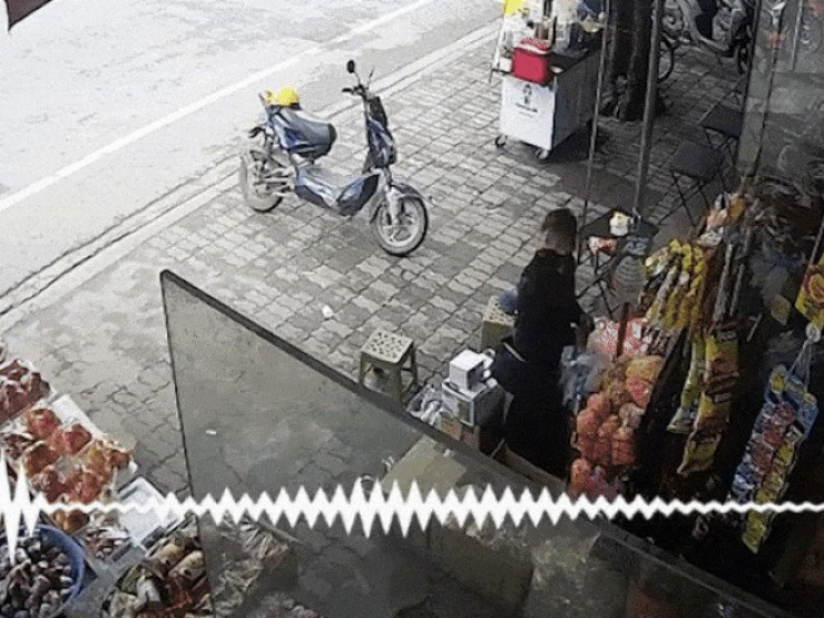 Khoảnh khắc xe tải tránh học sinh lao vào cửa hàng tạp hoá