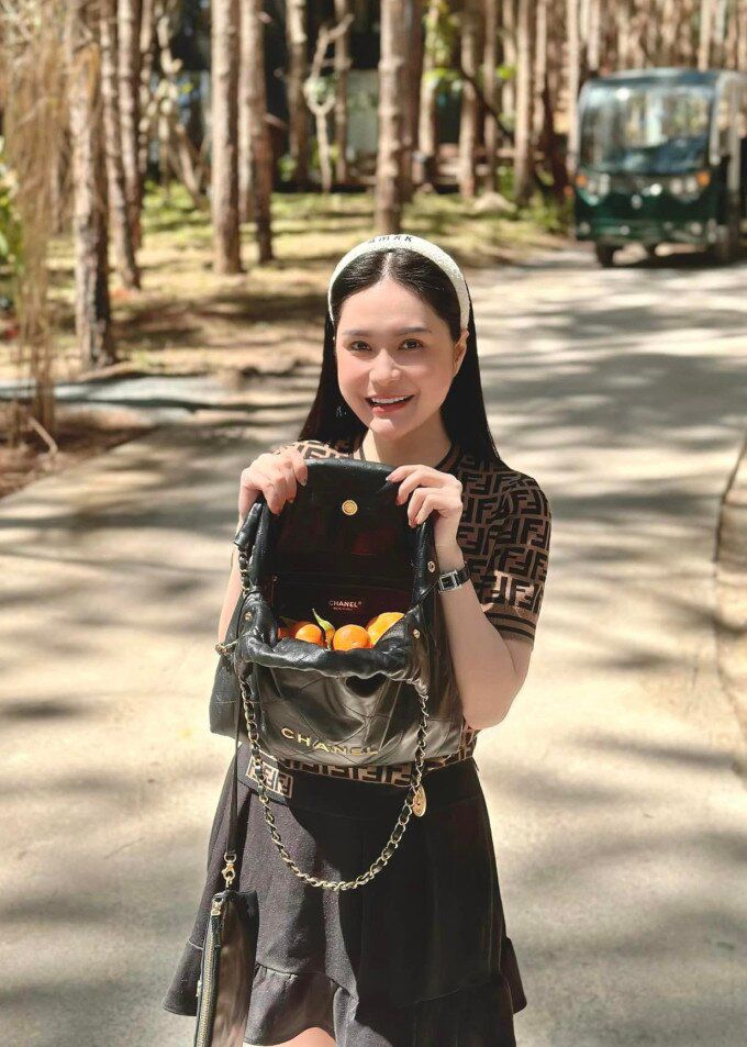 Không riêng Sơn Tùng M-TP, loạt người nổi tiếng gây trầm trồ vì xách túi hiệu để đựng trái cây, có chiếc trị giá trăm triệu - 6