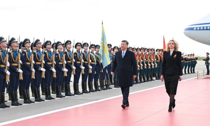 Chủ tịch Trung Quốc Tập Cận Bình (trái) tại sân bay Vnukovo ở Moskva ngày 7/5. Ảnh: Xinhua