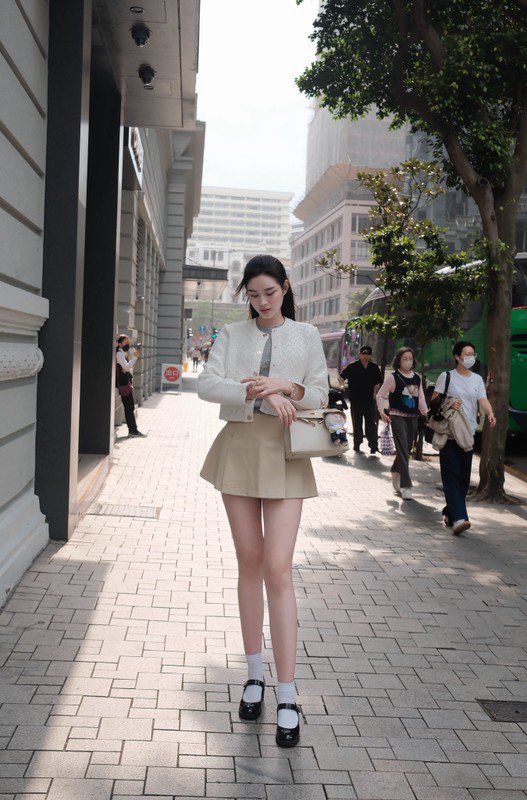Hoa hậu Đỗ Thị Hà diện một chiếc chân váy màu be siêu ngắn, kết hợp cùng áo khoác nhẹ trẻ trung và giày đen quai ngang. Ảnh: FB Đỗ Thị Hà