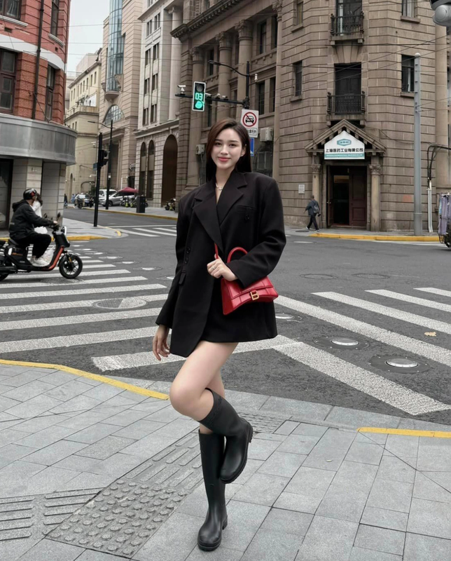 Đỗ Thị Hà từng diện trang phục gồm áo blazer giấu quần phối cùng boots, tôn đôi chân thon dài trong chuyến du lịch Trung Quốc qua Hàng Châu, Thượng Hải. Ảnh: FB Đỗ Thị Hà