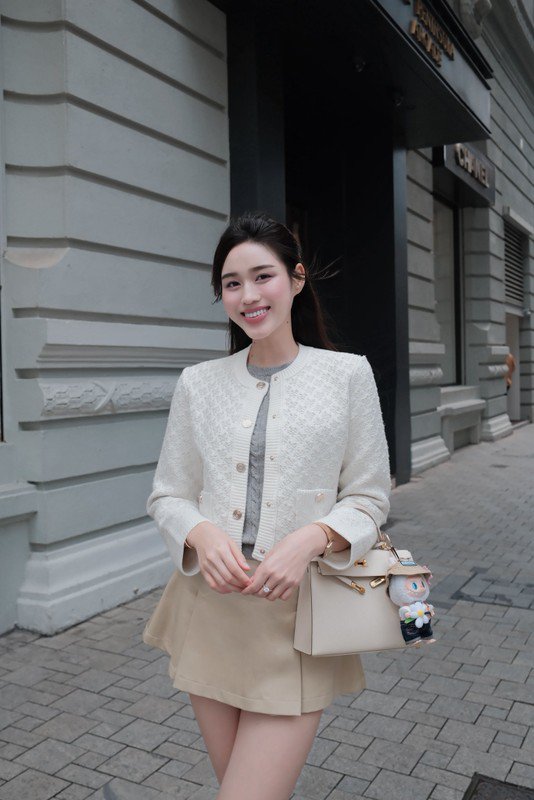 Mới đây nhất, trong chuyến khám phá Hồng Kông,  Đỗ Thị Hà đã "chiêu đãi" người hâm mộ bằng loạt ảnh dạo phố đầy cuốn hút. Ảnh: FB Đỗ Thị Hà