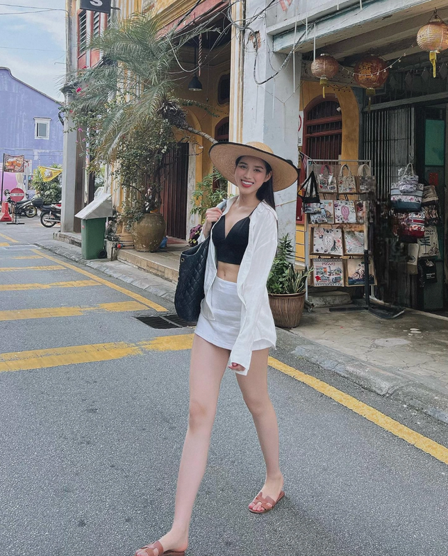 Trang phục của hoa hậu trong những chuyến vi vu luôn là váy ngắn tôn dáng triệt để. Ảnh: FB Đỗ Thị Hà