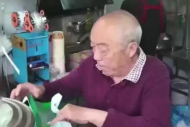Người đàn ông kiên trì với nghề, nuôi sống cả đại gia đình. Ảnh: 163