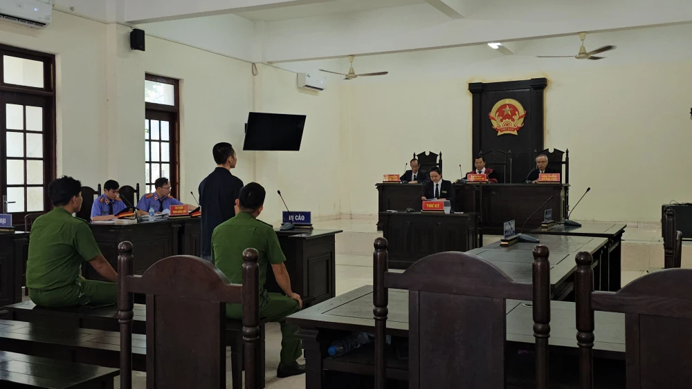 Phiên tòa xét xử bị cáo Lê Thanh Nhất Nguyên. Ảnh: HUỲNH DU