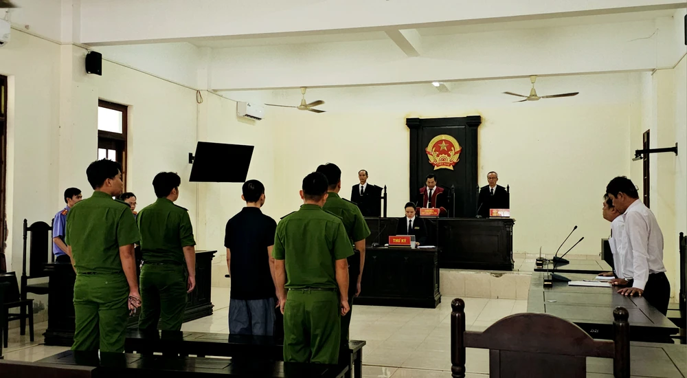 HĐXX tuyên hoãn phiên tòa xét xử và mở lại vào ngày 28-5. Ảnh: HUỲNH DU