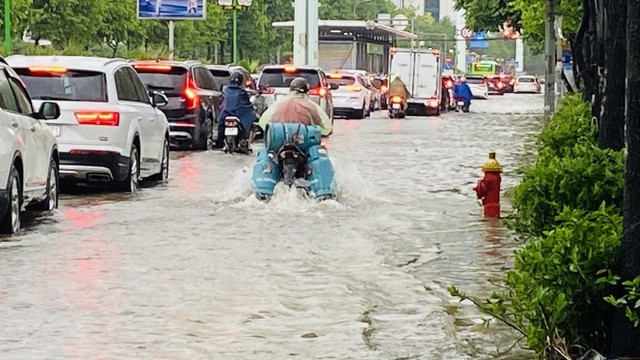 Nhiều khu vực có mưa dông, tố lốc, sét, mưa đá... những ngày tới.