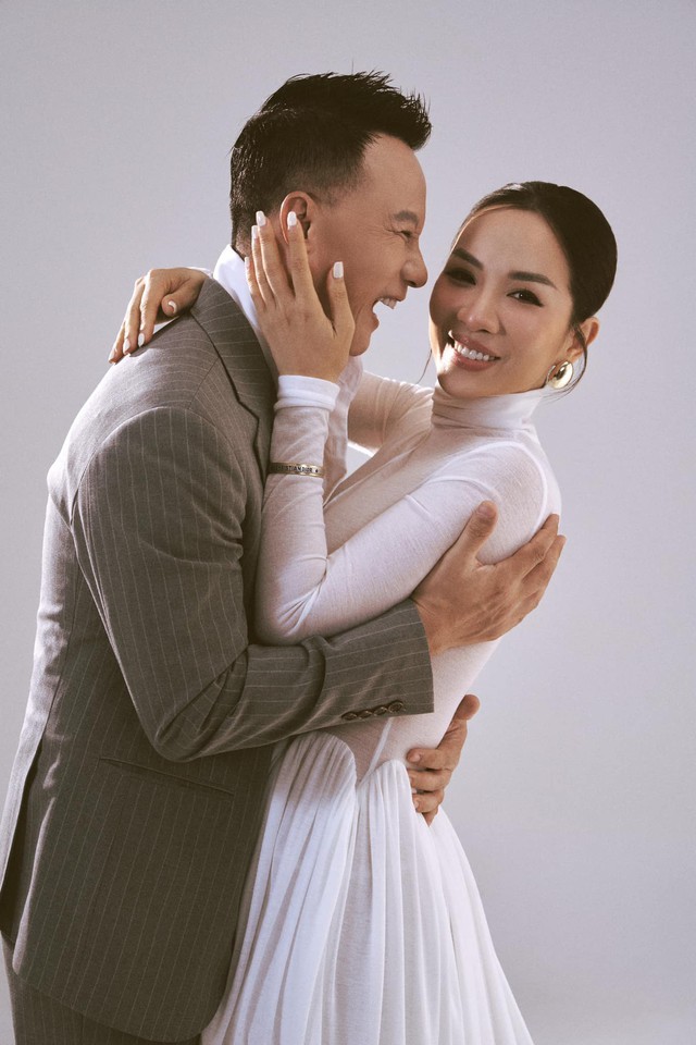 Về đời tư, Hoàng Bách kết hôn năm 2006. Vợ anh, người mẫu Thanh Thảo quê ở Đồng Tháp, là con gái út của một đại gia có tiếng tại miền Tây, nam ca sĩ cũng không hề ngại ngần khi tiết lộ điều này với khán giả. Từ một cô tiểu thư được gia đình cưng chiều, Thanh Thảo đã phải lòng chàng ca sĩ Hoàng Bách thời ấy và đem lòng yêu anh từ khi còn là cô sinh viên năm 2.